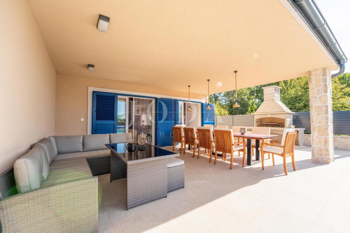 Krk, Dobrinj, kuća mediteranskog stila s grijanim bazenom