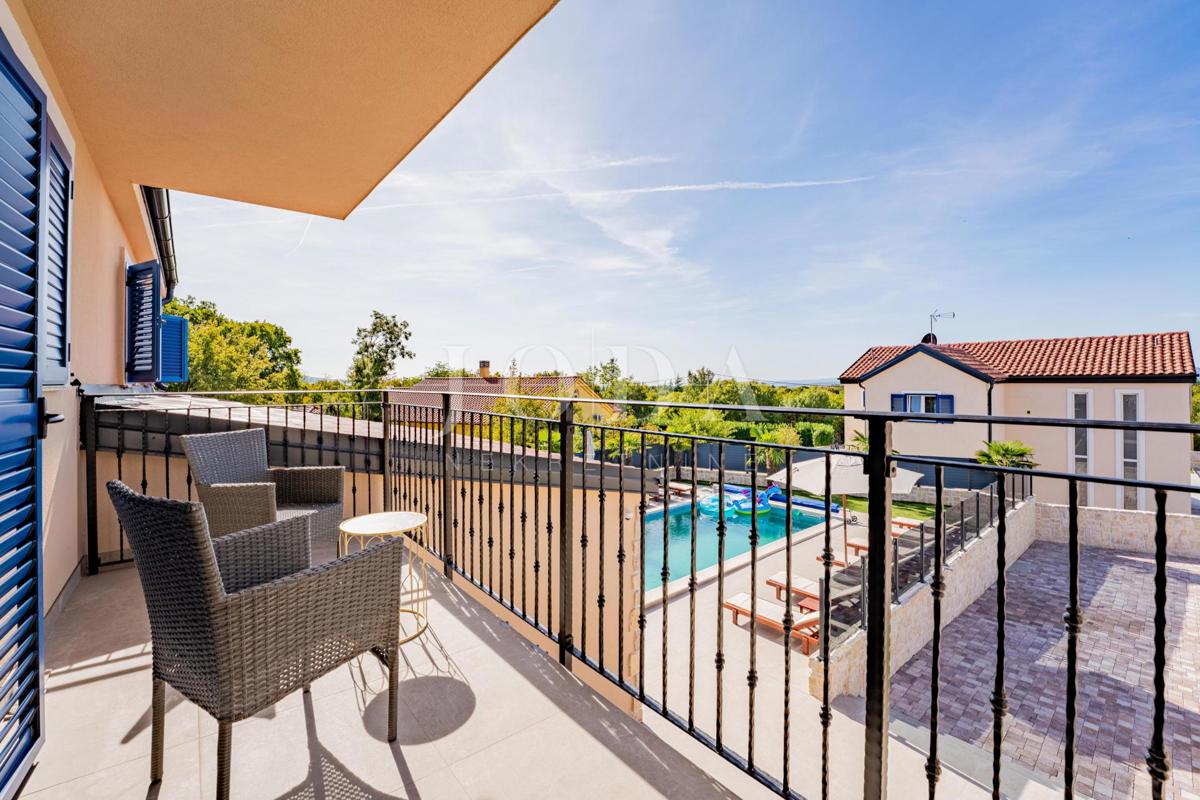 Krk, Dobrinj, kuća mediteranskog stila s grijanim bazenom