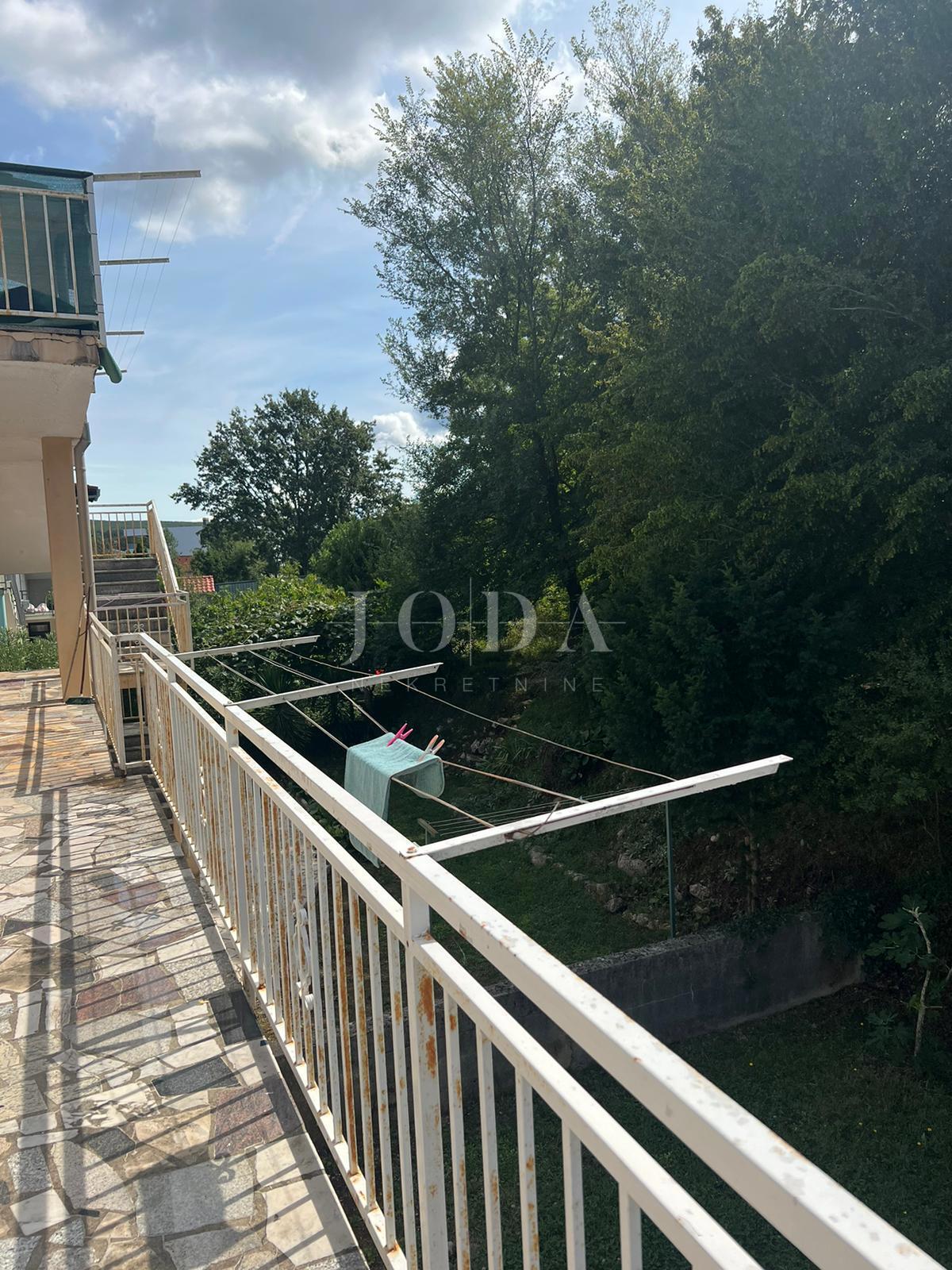 Malinska - apartma v prvem nadstropju blizu plaže