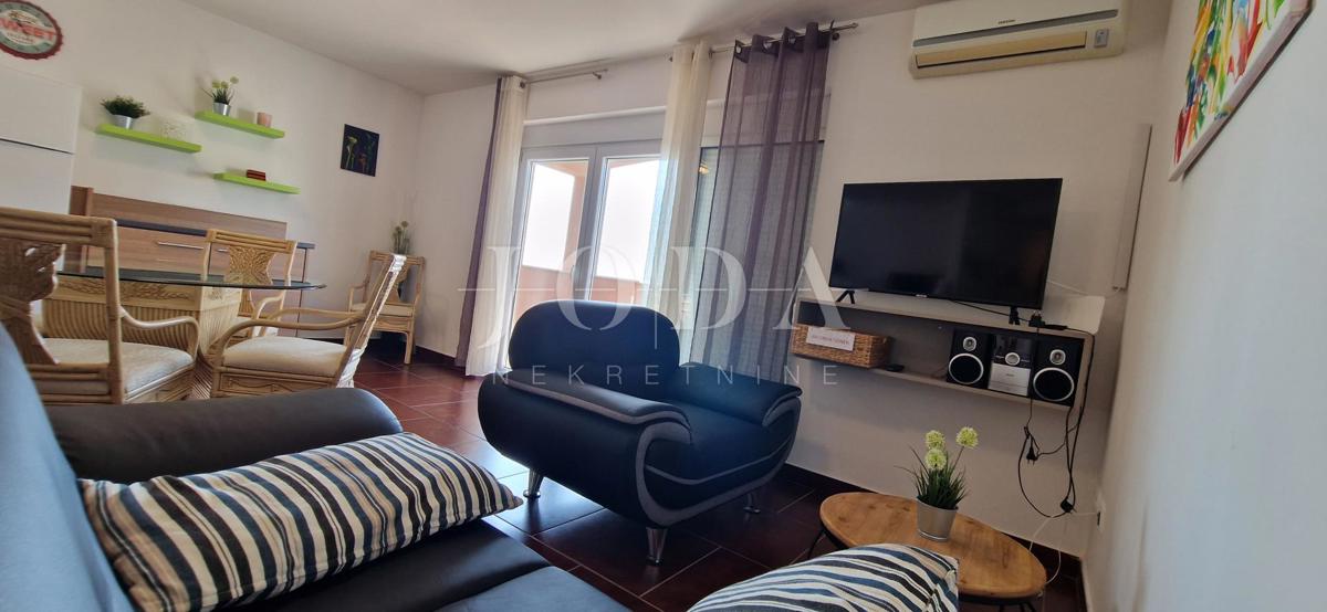 Osupljivo 3-sobno stanovanje s pogledom na morje, parkiriščem in balkonom – Naprodaj!