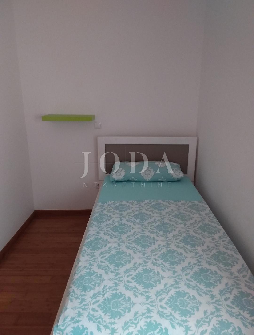 Osupljivo 3-sobno stanovanje s pogledom na morje, parkiriščem in balkonom – Naprodaj!