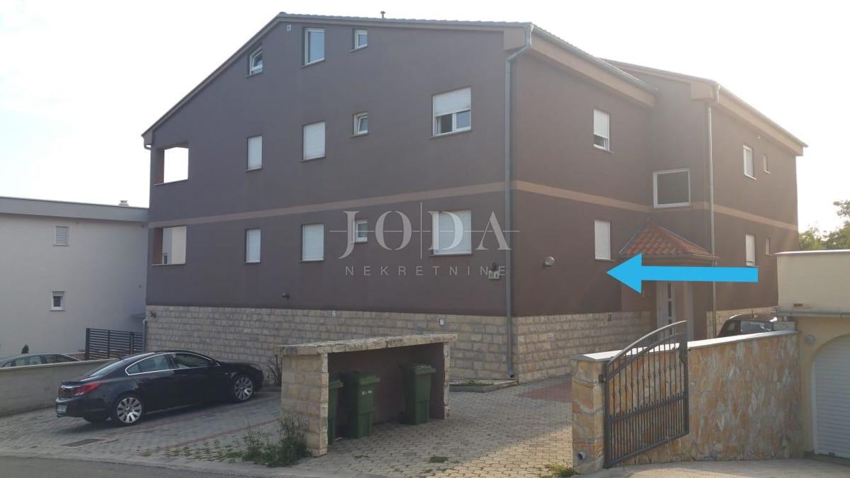 Osupljivo 3-sobno stanovanje s pogledom na morje, parkiriščem in balkonom – Naprodaj!
