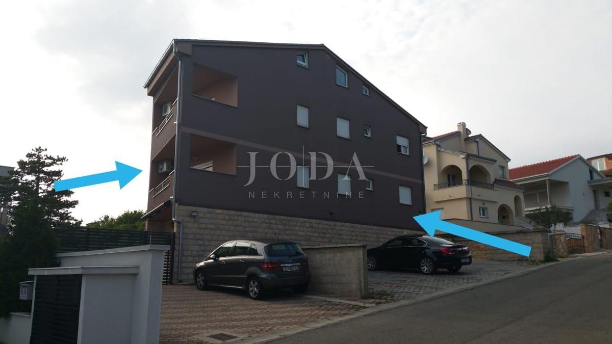 Osupljivo 3-sobno stanovanje s pogledom na morje, parkiriščem in balkonom – Naprodaj!