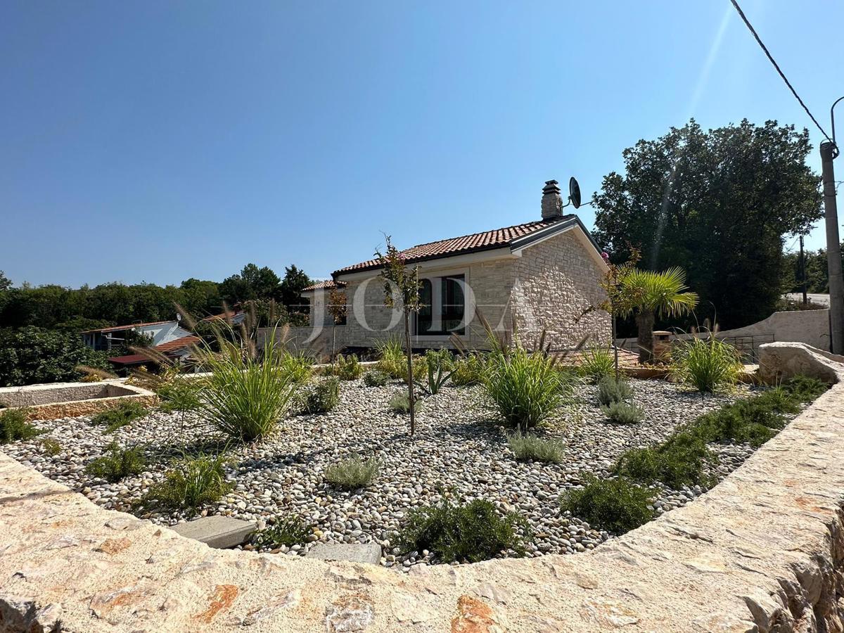 Otok Krk, kamnita hiša z ogrevanim bazenom v bližini morja