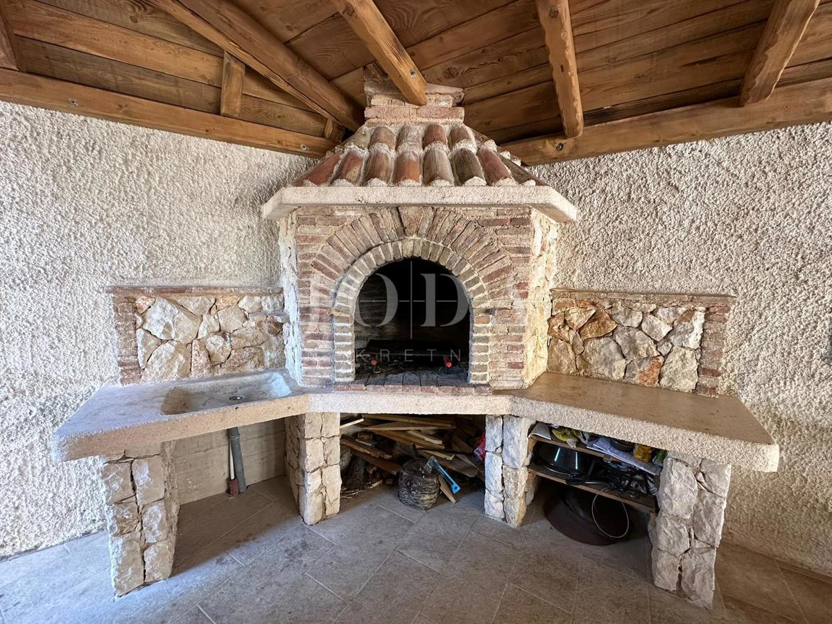 Otok Krk, kamnita hiša z ogrevanim bazenom v bližini morja