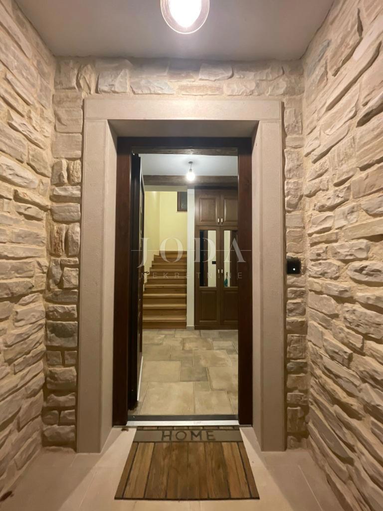 Otok Krk, kamnita hiša z ogrevanim bazenom v bližini morja