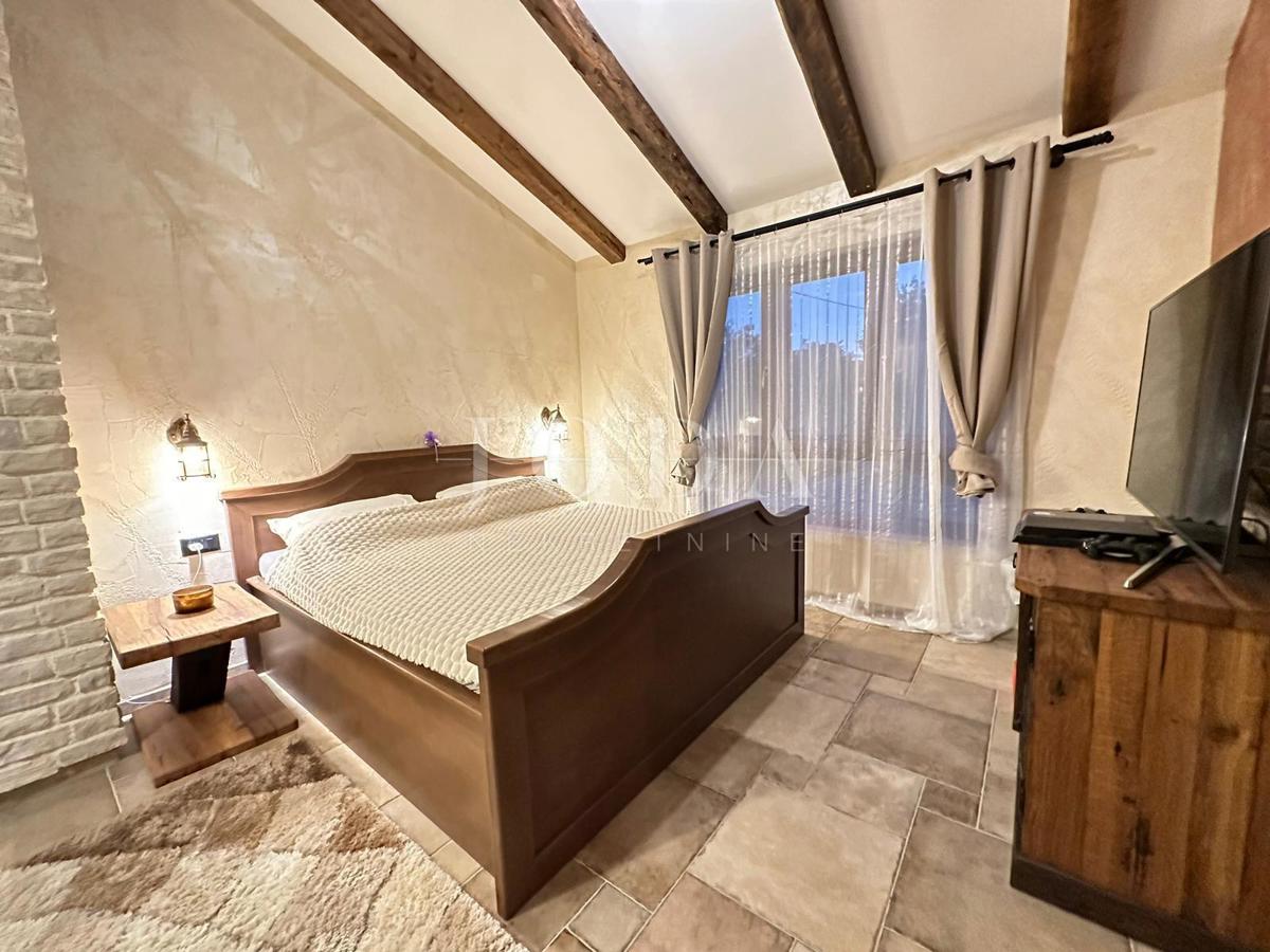 Otok Krk, kamnita hiša z ogrevanim bazenom v bližini morja