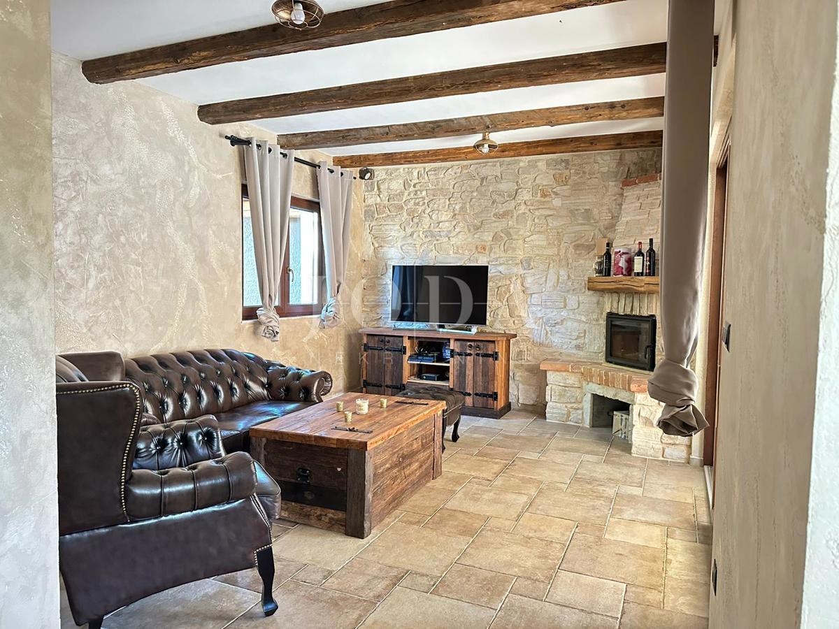 Otok Krk, kamnita hiša z ogrevanim bazenom v bližini morja