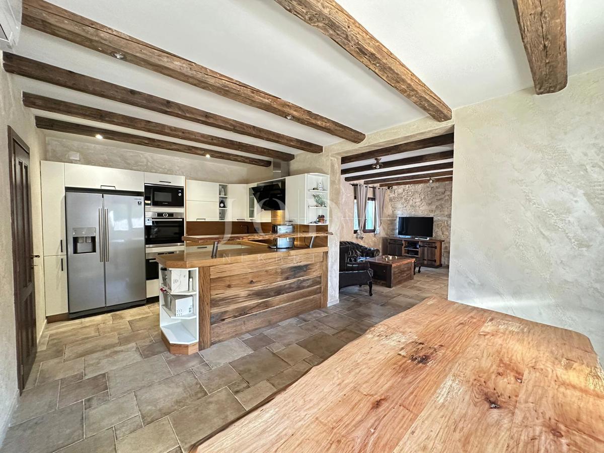 Otok Krk, kamnita hiša z ogrevanim bazenom v bližini morja