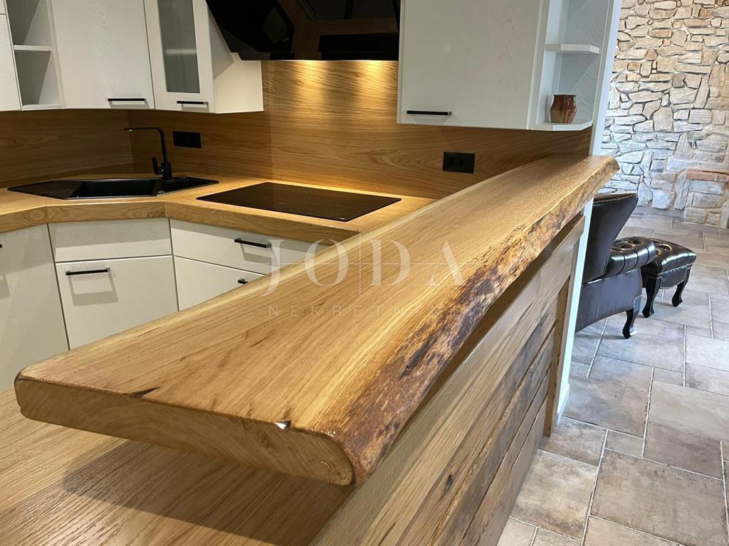 Otok Krk, kamnita hiša z ogrevanim bazenom v bližini morja