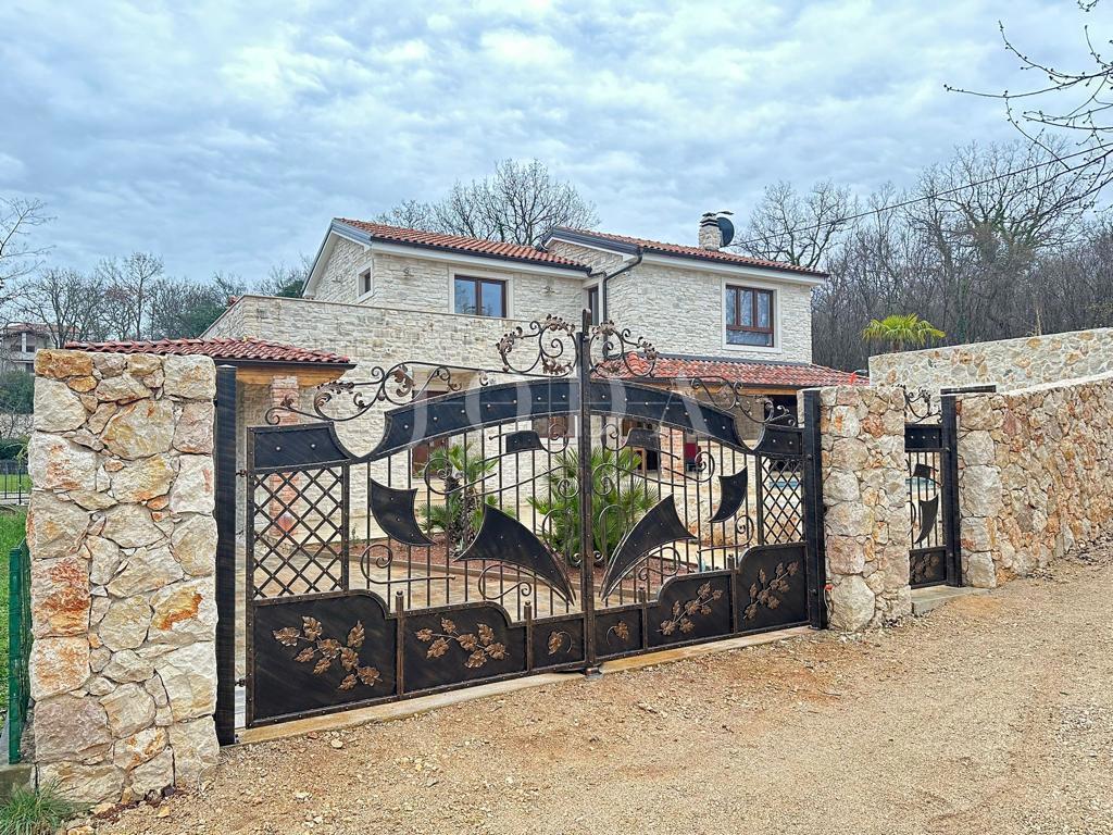 Otok Krk, kamnita hiša z ogrevanim bazenom v bližini morja