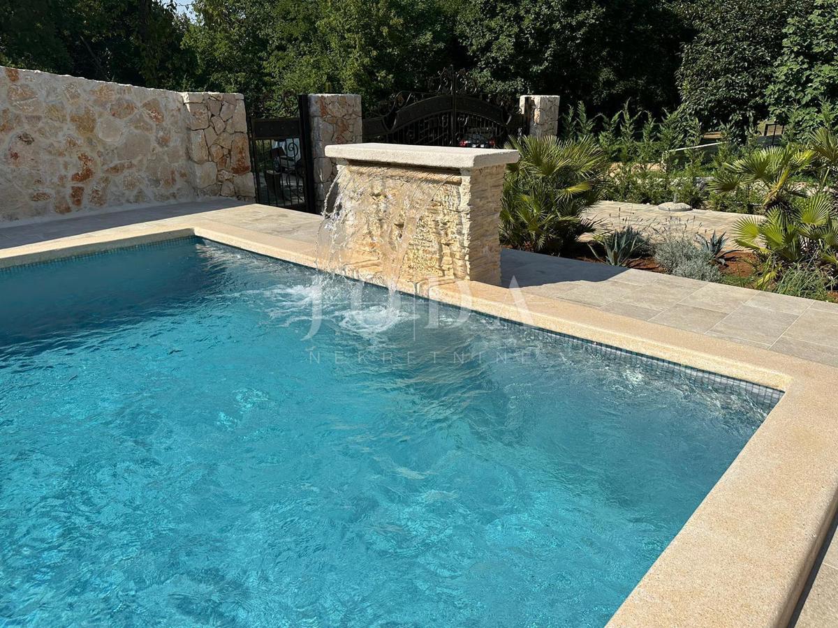 Otok Krk, kamnita hiša z ogrevanim bazenom v bližini morja