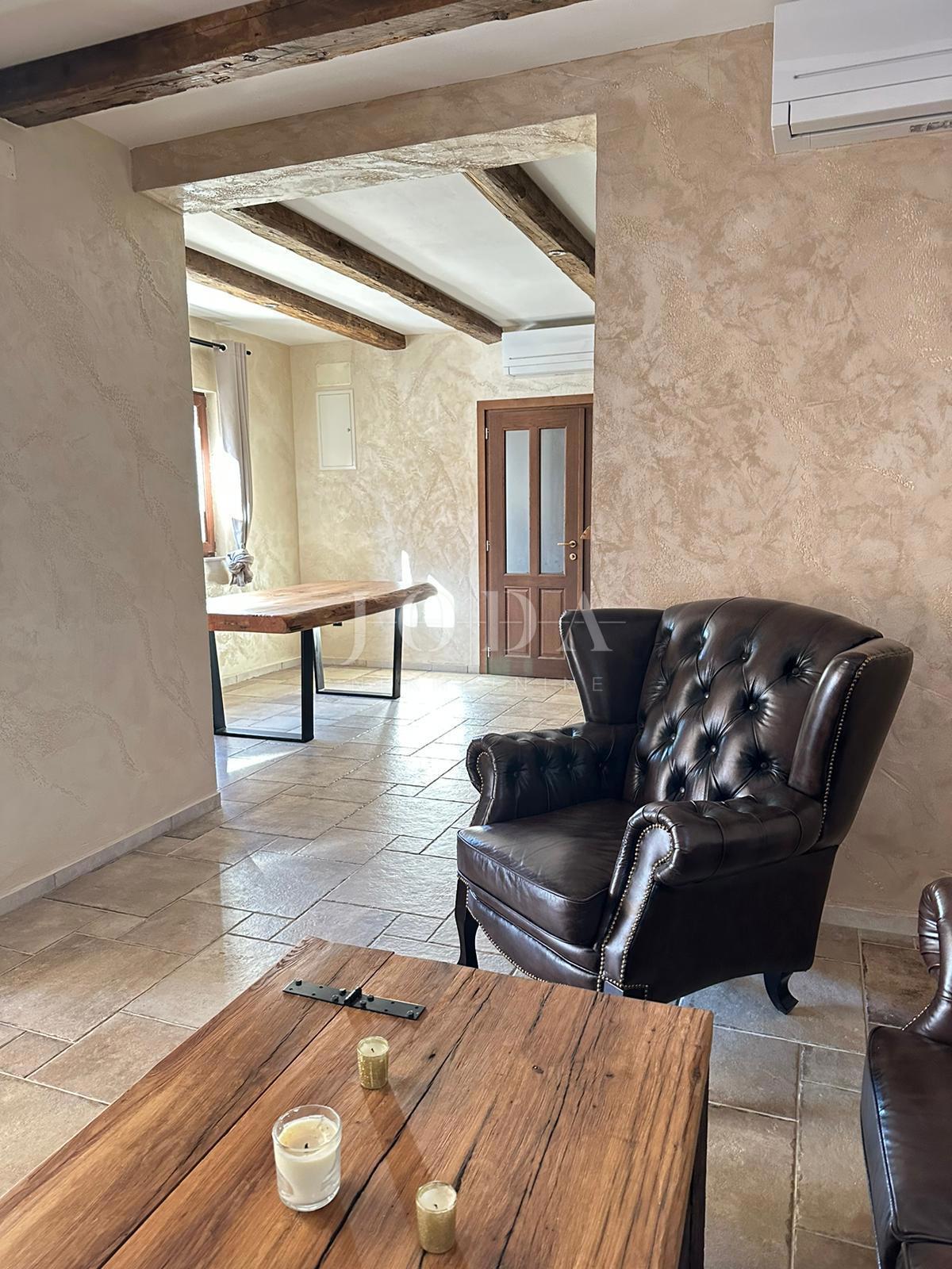 Otok Krk, kamnita hiša z ogrevanim bazenom v bližini morja