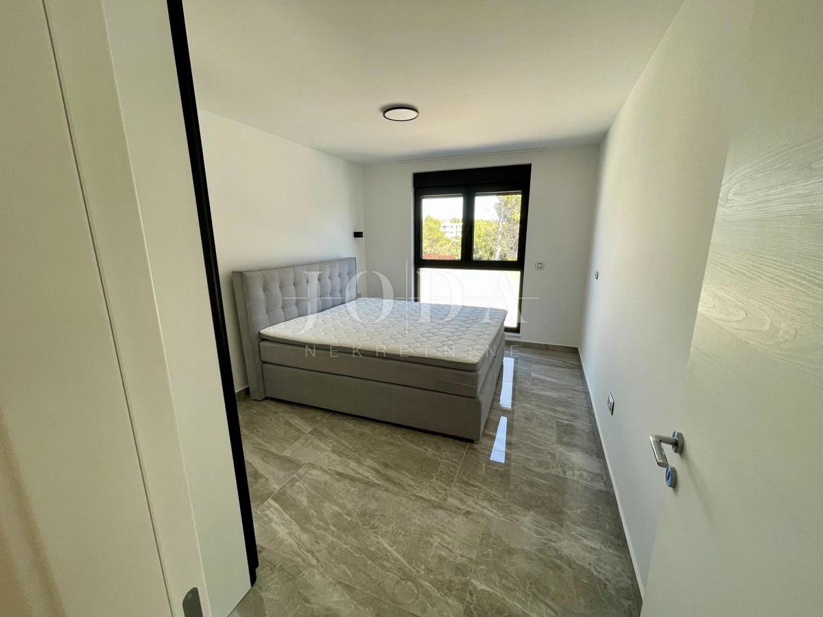 Dvonadstropni apartma z bazenom in pogledom na morje