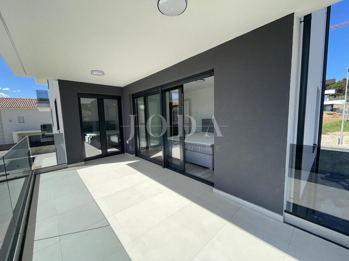 Dvonadstropni apartma z bazenom in pogledom na morje