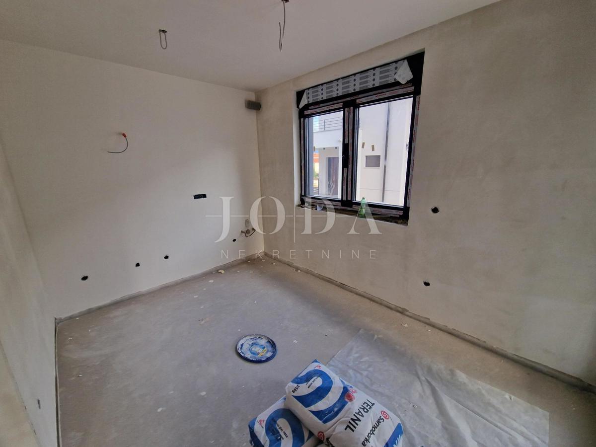 Dvonadstropni apartma z bazenom in pogledom na morje