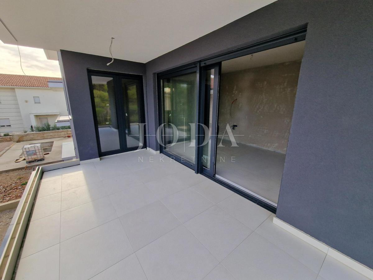 Dvonadstropni apartma z bazenom in pogledom na morje