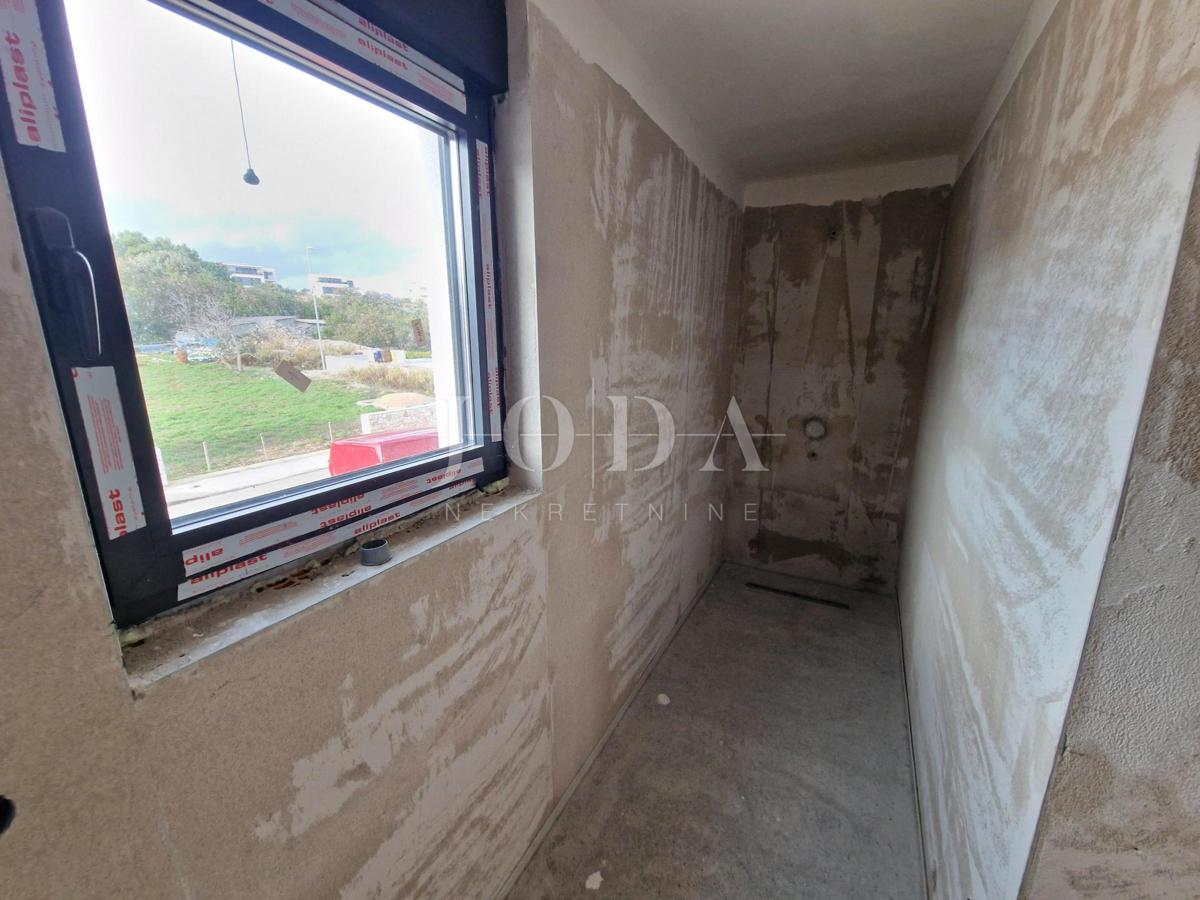 Dvonadstropni apartma z bazenom in pogledom na morje