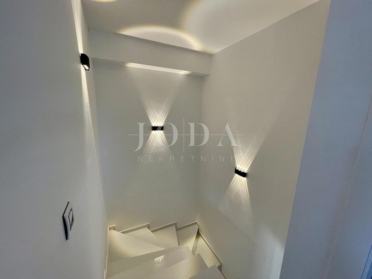 Dvonadstropni apartma z bazenom in pogledom na morje