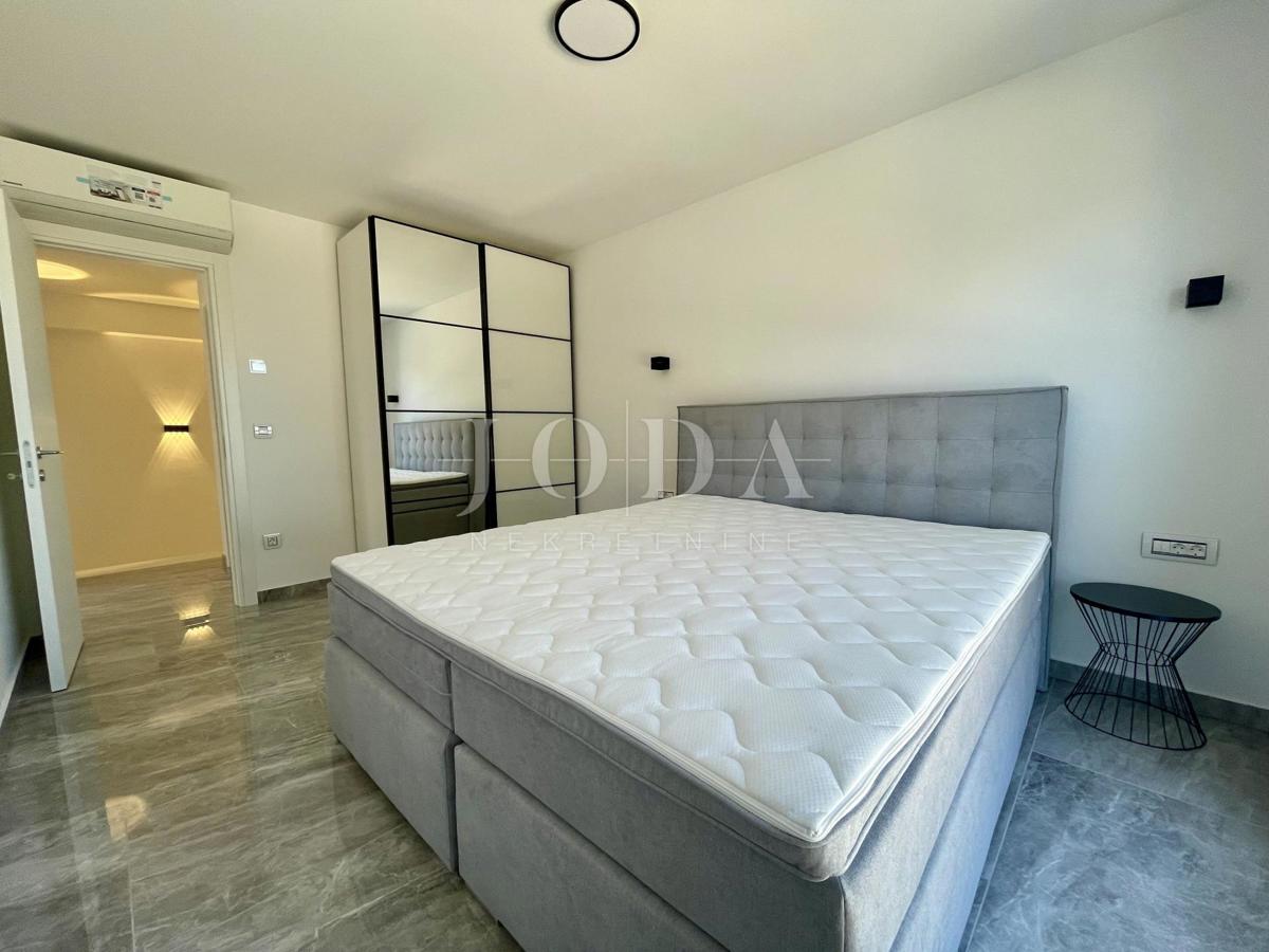 Dvonadstropni apartma z bazenom in pogledom na morje