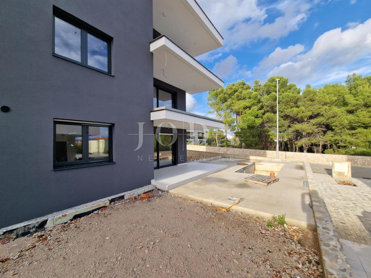 Dvonadstropni apartma z bazenom in pogledom na morje