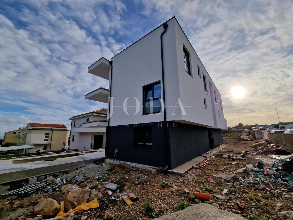 Dvonadstropni apartma z bazenom in pogledom na morje