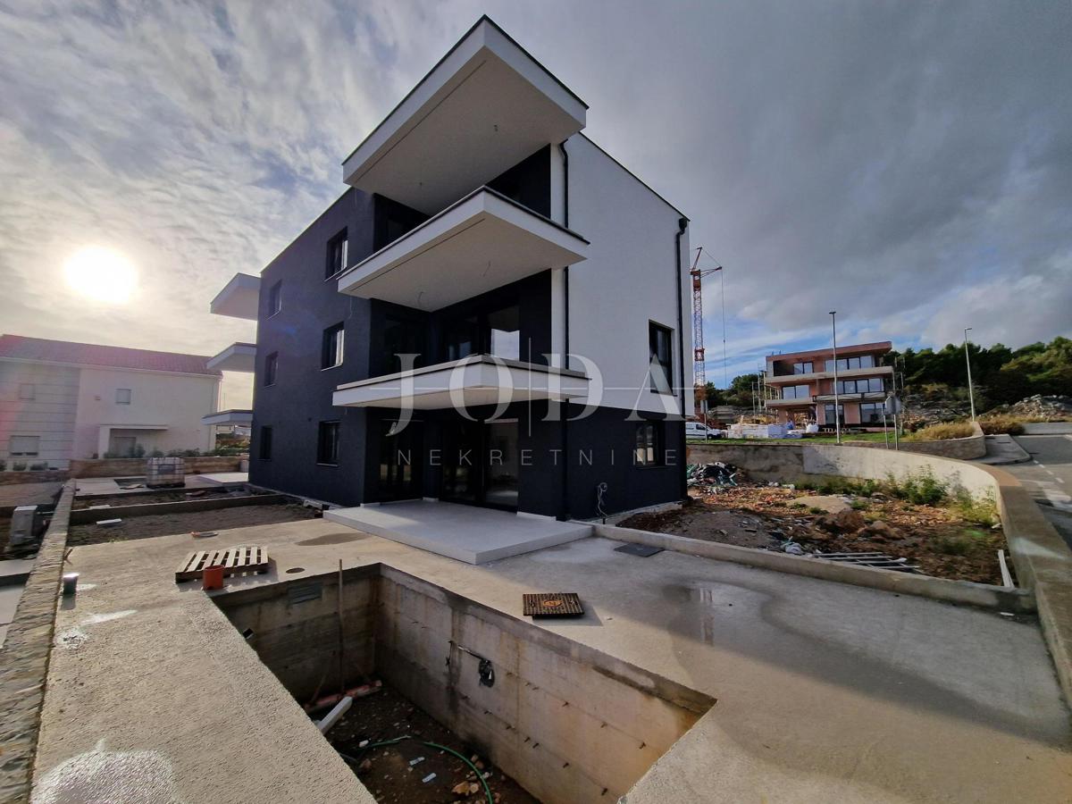 Dvonadstropni apartma z bazenom in pogledom na morje