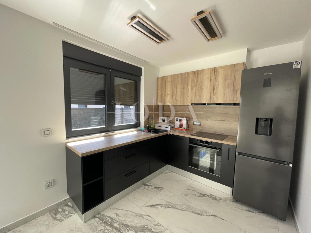 Dvonadstropni apartma z bazenom in pogledom na morje