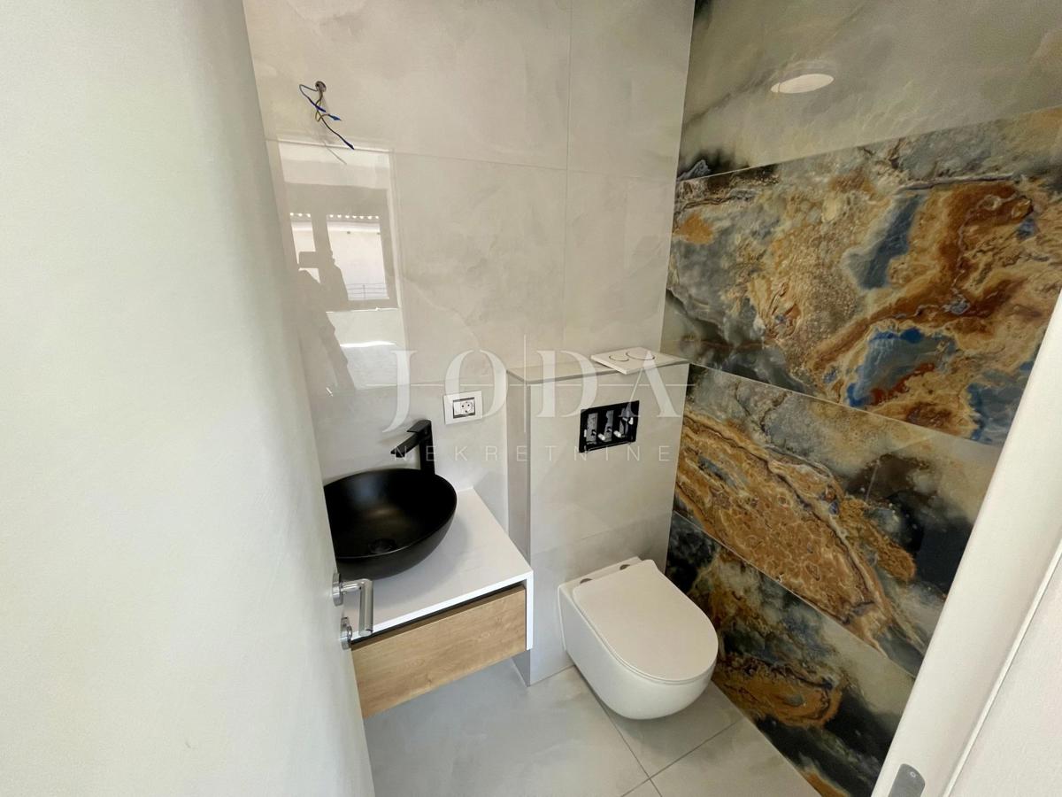 Dvonadstropni apartma z bazenom in pogledom na morje