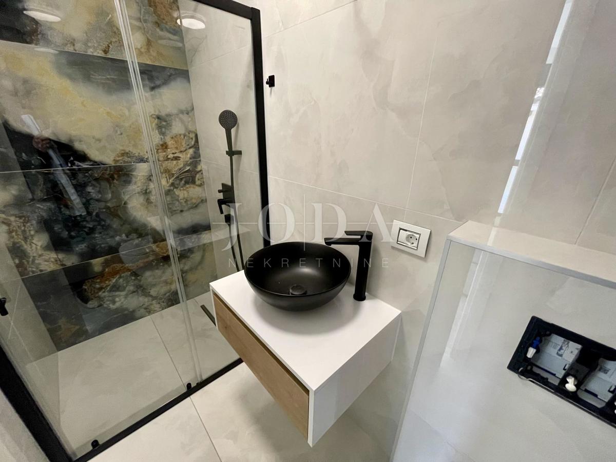 Dvonadstropni apartma z bazenom in pogledom na morje