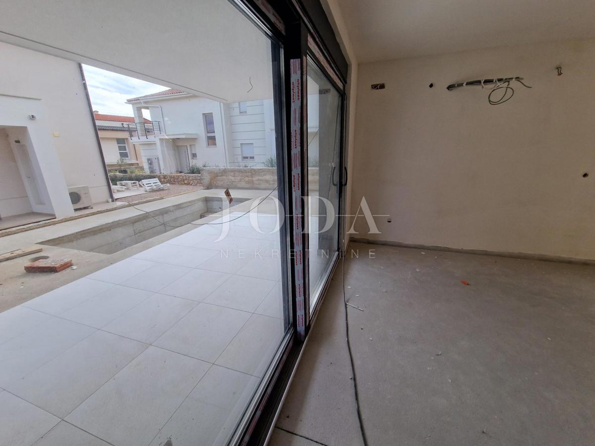 Dvonadstropni apartma z bazenom in pogledom na morje