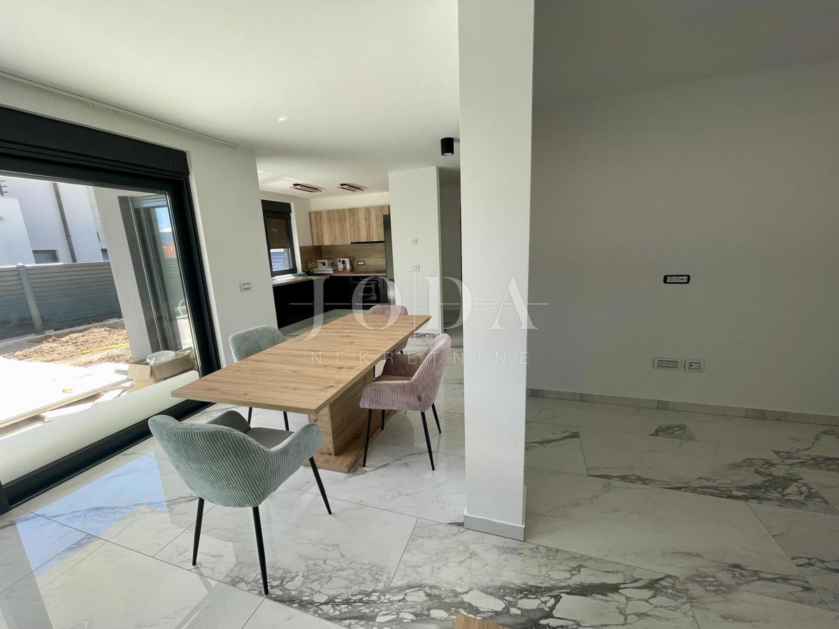 Dvonadstropni apartma z bazenom in pogledom na morje