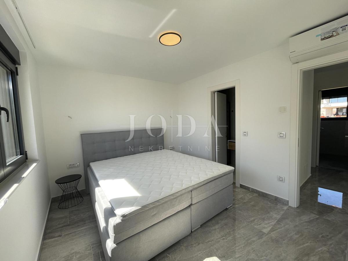 Dvonadstropni apartma z bazenom in pogledom na morje