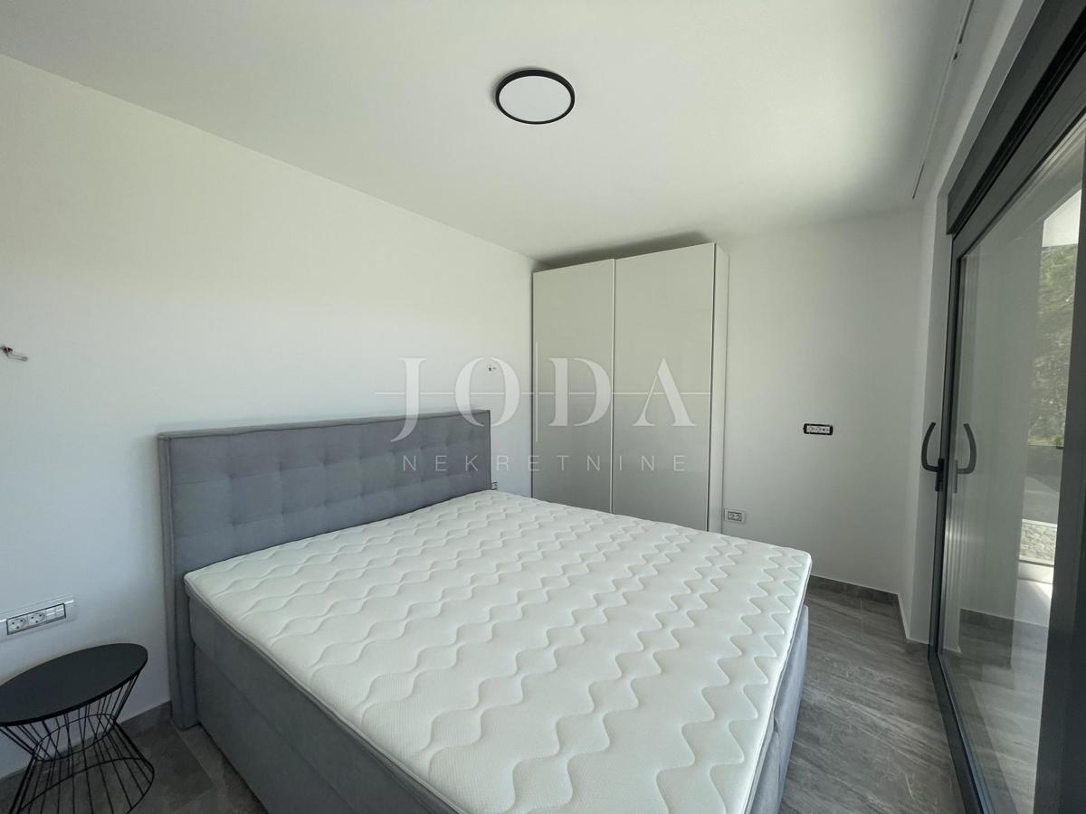 Dvonadstropni apartma z bazenom in pogledom na morje