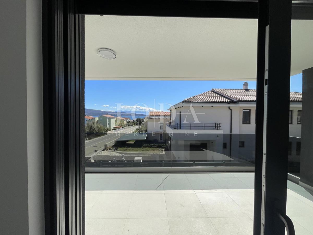 Dvonadstropni apartma z bazenom in pogledom na morje