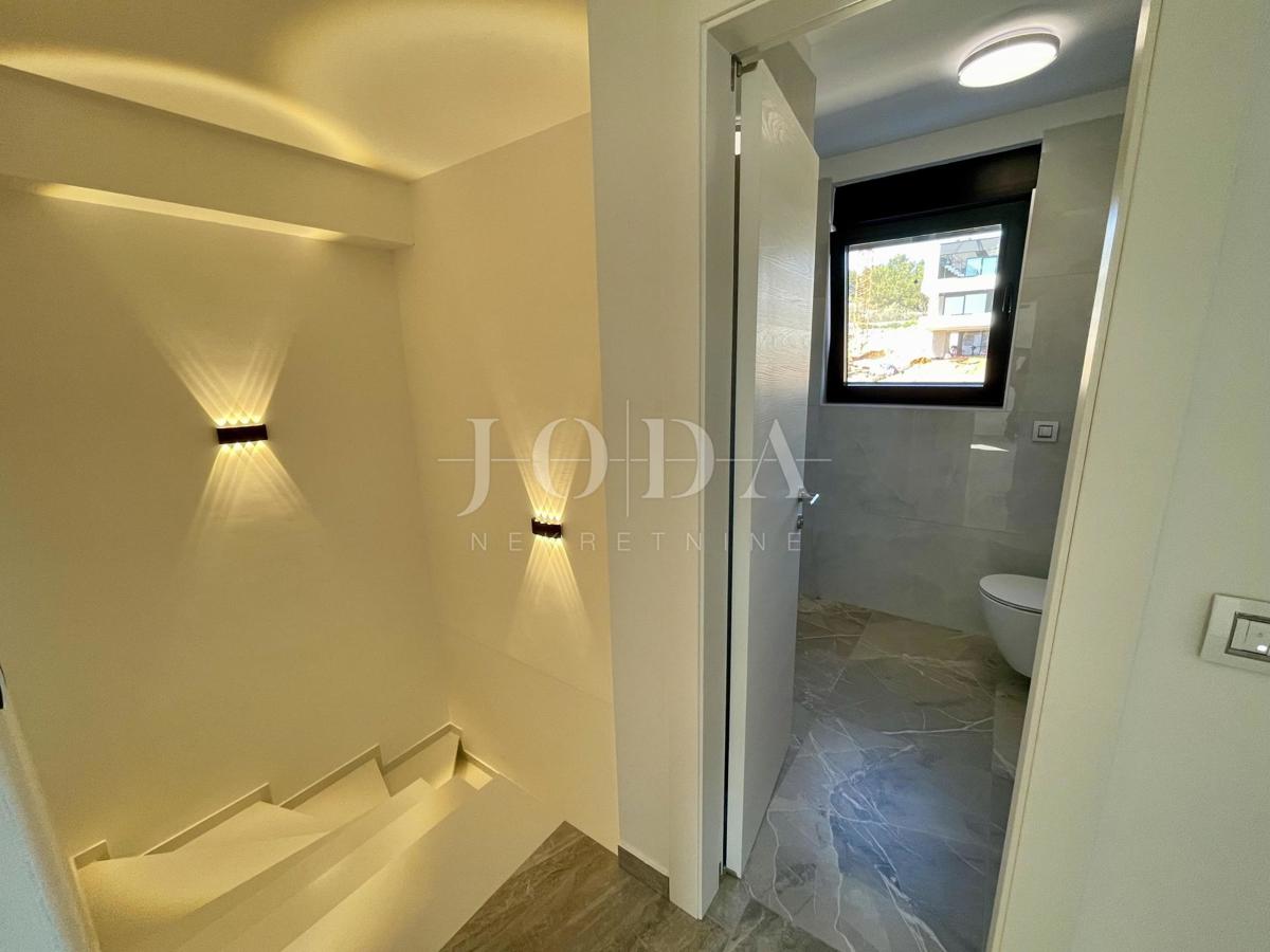 Dvonadstropni apartma z bazenom in pogledom na morje