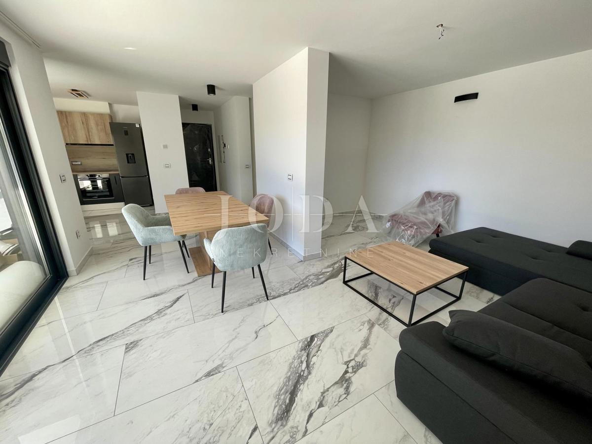 Dvonadstropni apartma z bazenom in pogledom na morje