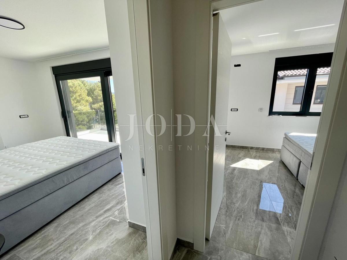 Dvonadstropni apartma z bazenom in pogledom na morje