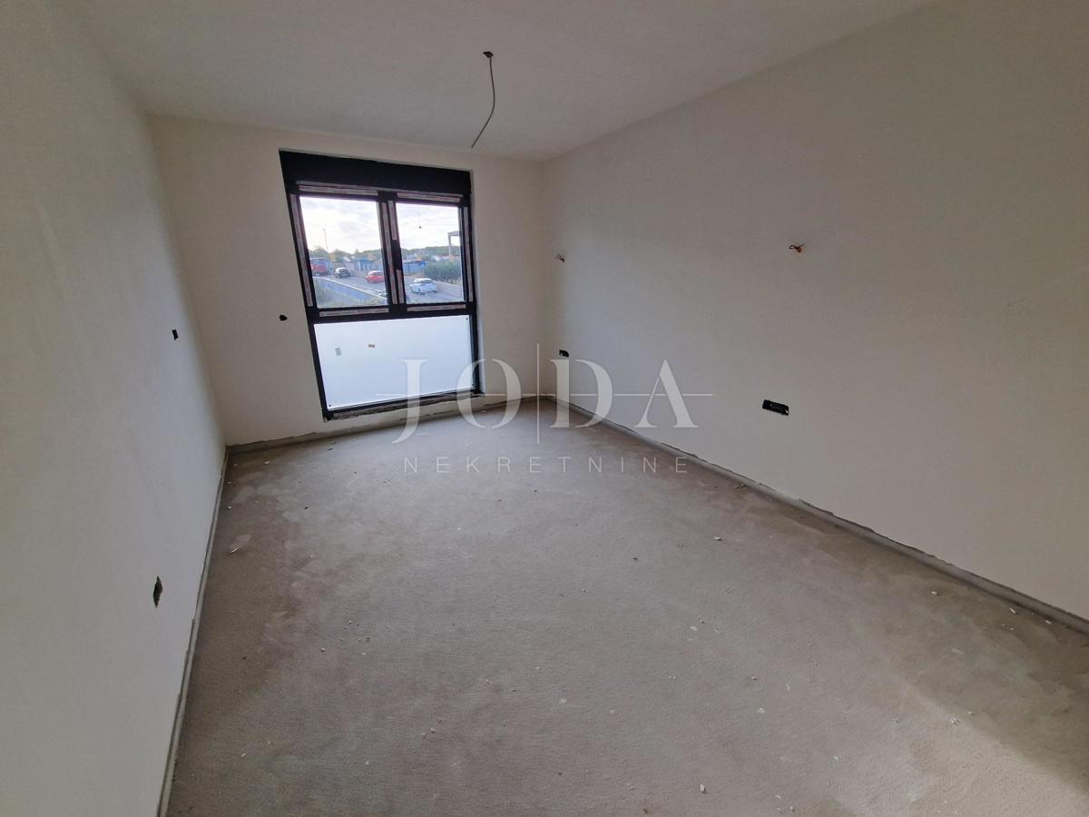 Dvonadstropni apartma z bazenom in pogledom na morje