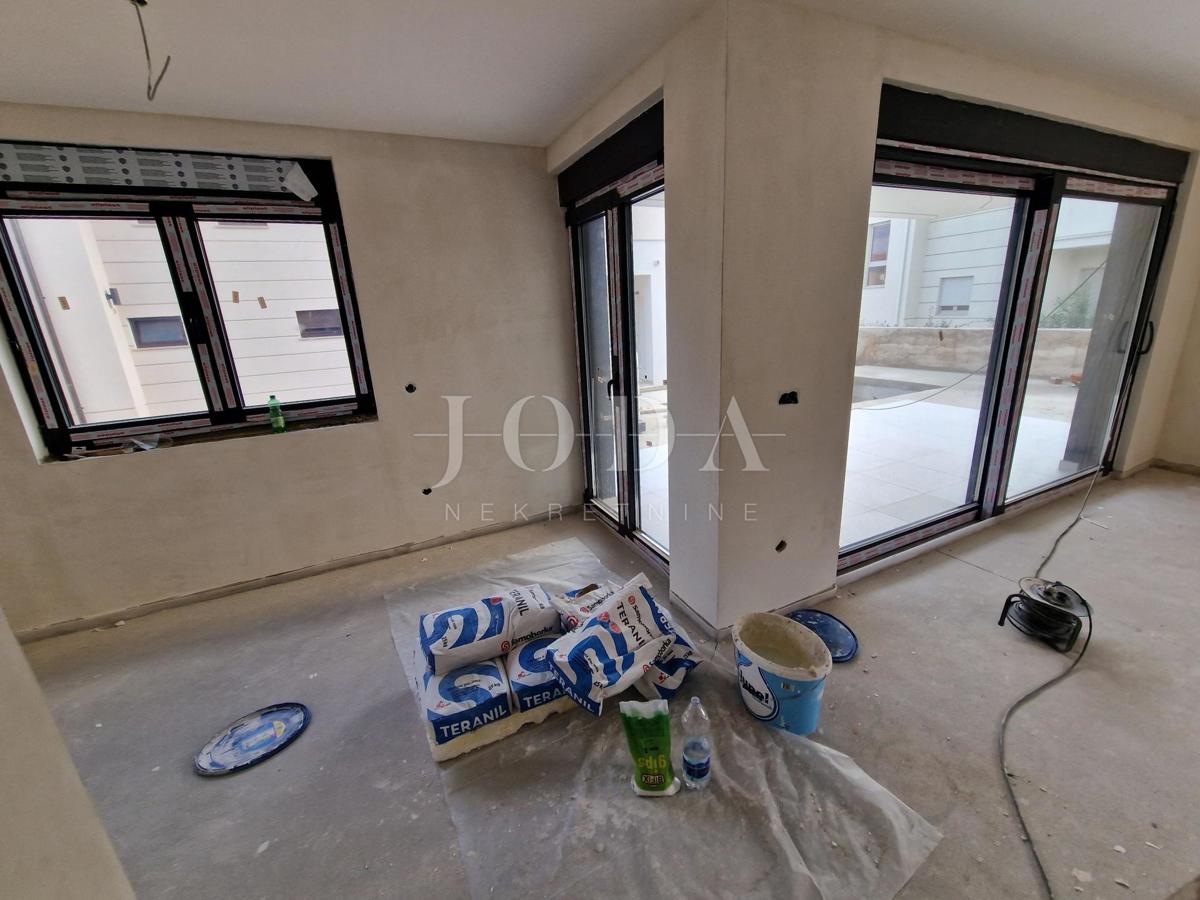 Dvonadstropni apartma z bazenom in pogledom na morje