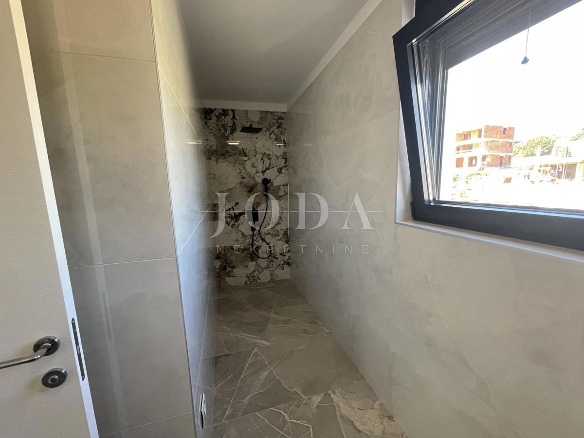 Dvonadstropni apartma z bazenom in pogledom na morje