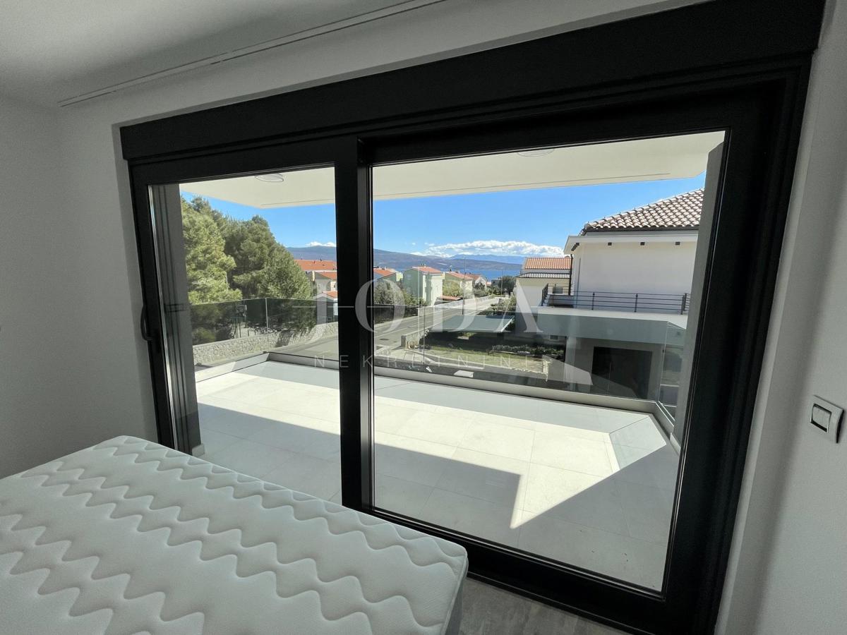 Dvonadstropni apartma z bazenom in pogledom na morje