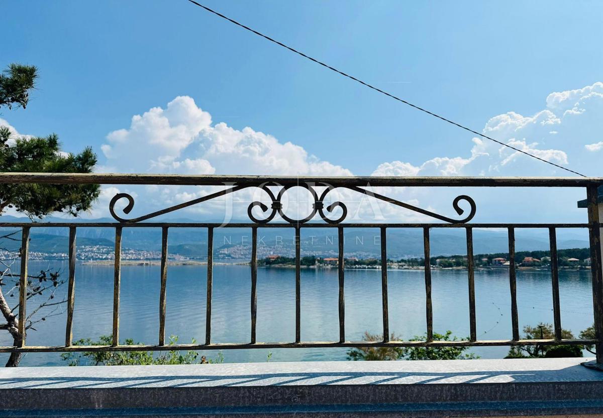 Kamnita hiša v prvi vrsti do morja!