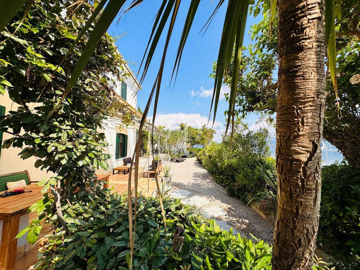 Kamnita hiša v prvi vrsti do morja!