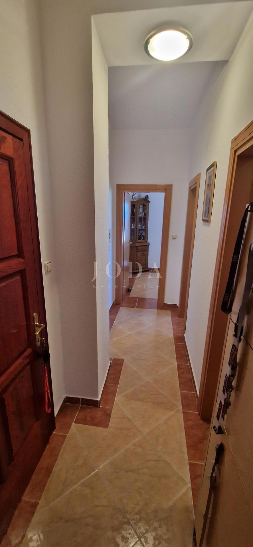 Crikvenica, dvosobno stanovanje na vrhunski lokaciji s parkiriščem