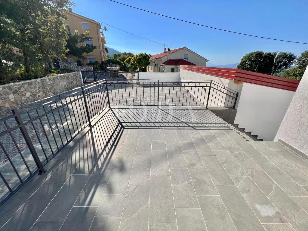 Bribir - Stanovanje v prvem nadstropju s pogledom na morje