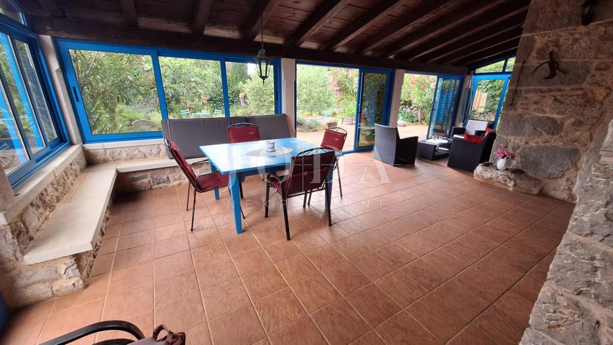 Prenovljena kamnita hiša v bližini plaže na otoku Krku
