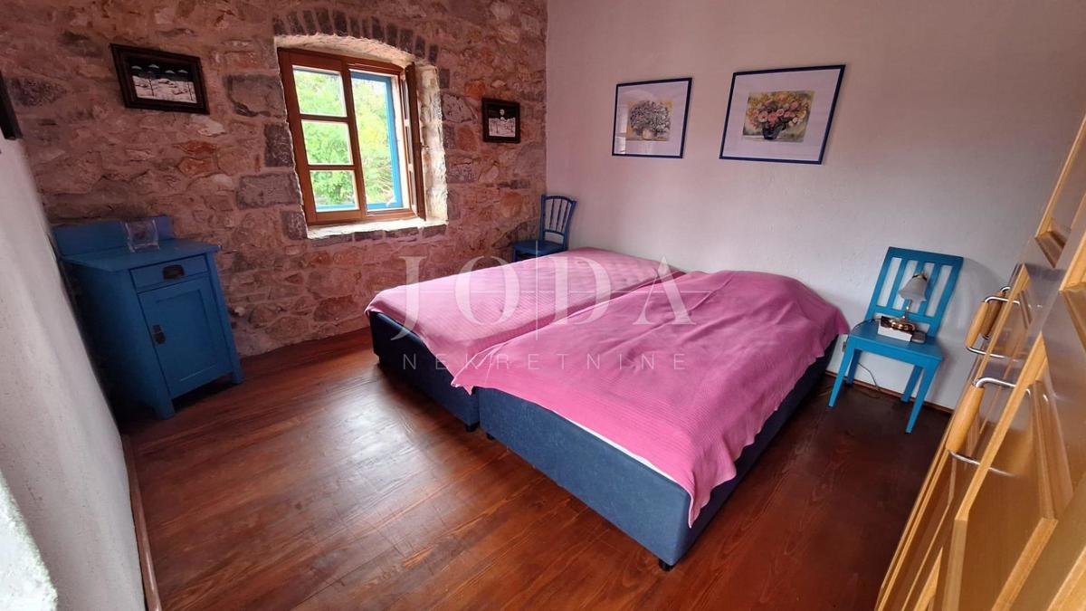 Prenovljena kamnita hiša v bližini plaže na otoku Krku