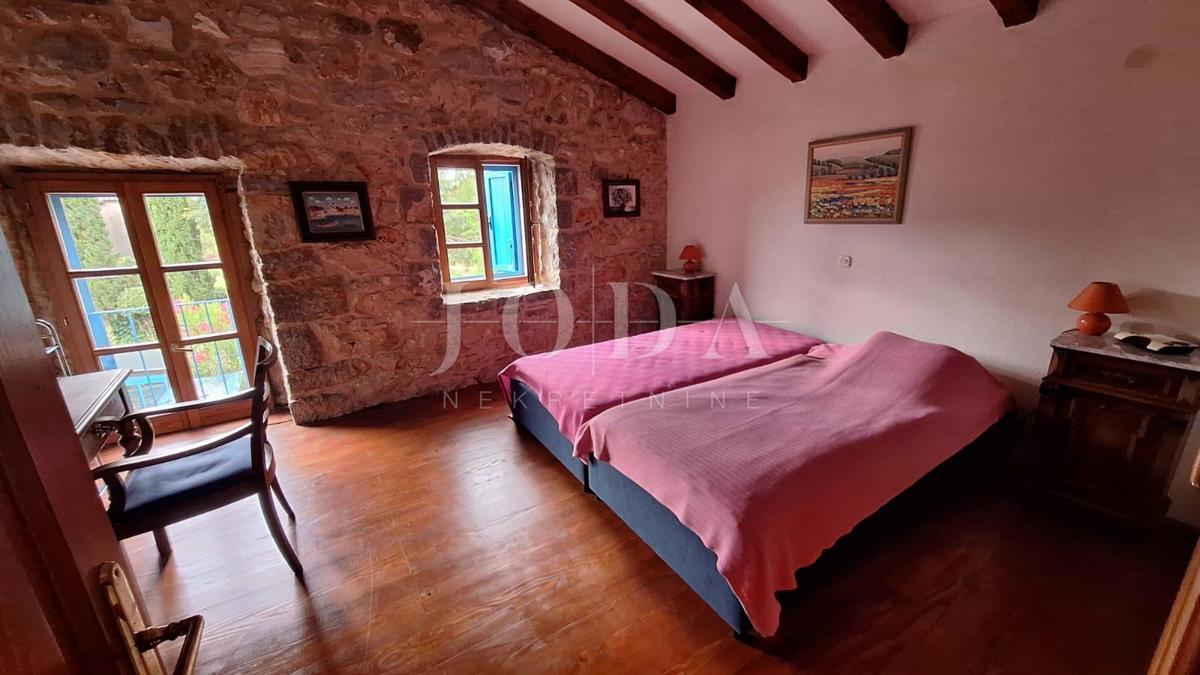 Prenovljena kamnita hiša v bližini plaže na otoku Krku