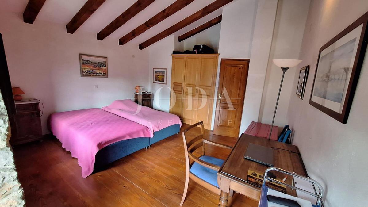Prenovljena kamnita hiša v bližini plaže na otoku Krku